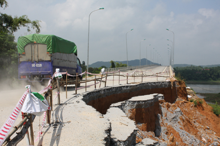 Tuyên Quang: Mới khai thác, đường dẫn cầu Kim Xuyên đã bị sạt lở nghiêm trọng
